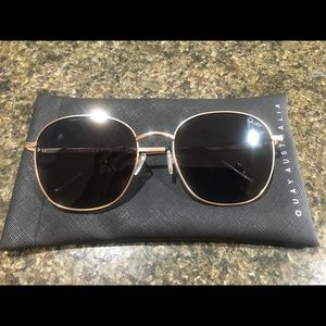 Quay Jezabell Sunglasses, GLD/SMK color